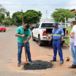 Prefeitura de Naviraí executa limpeza das vias públicas e inicia a operação tapa-buraco